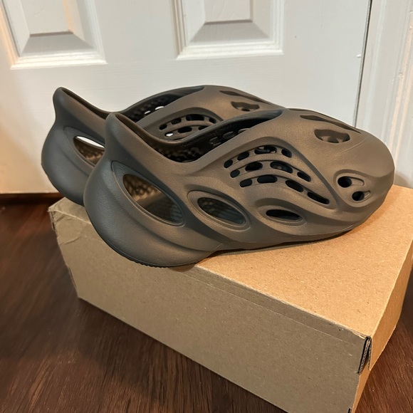 Yeezy RNR FOAM - Picture 3 of 5